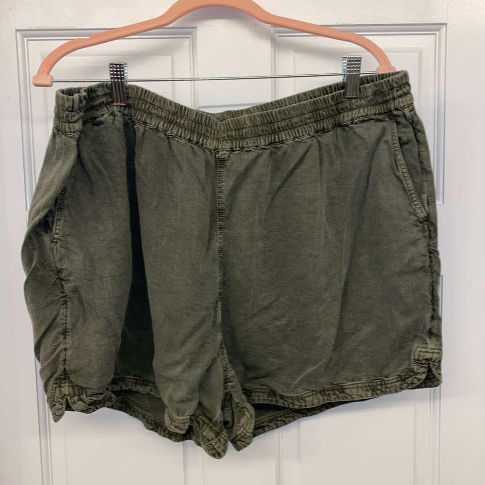 Treasure & Bond Green shorts